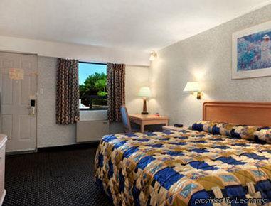 Super 8 By Wyndham North Hotel