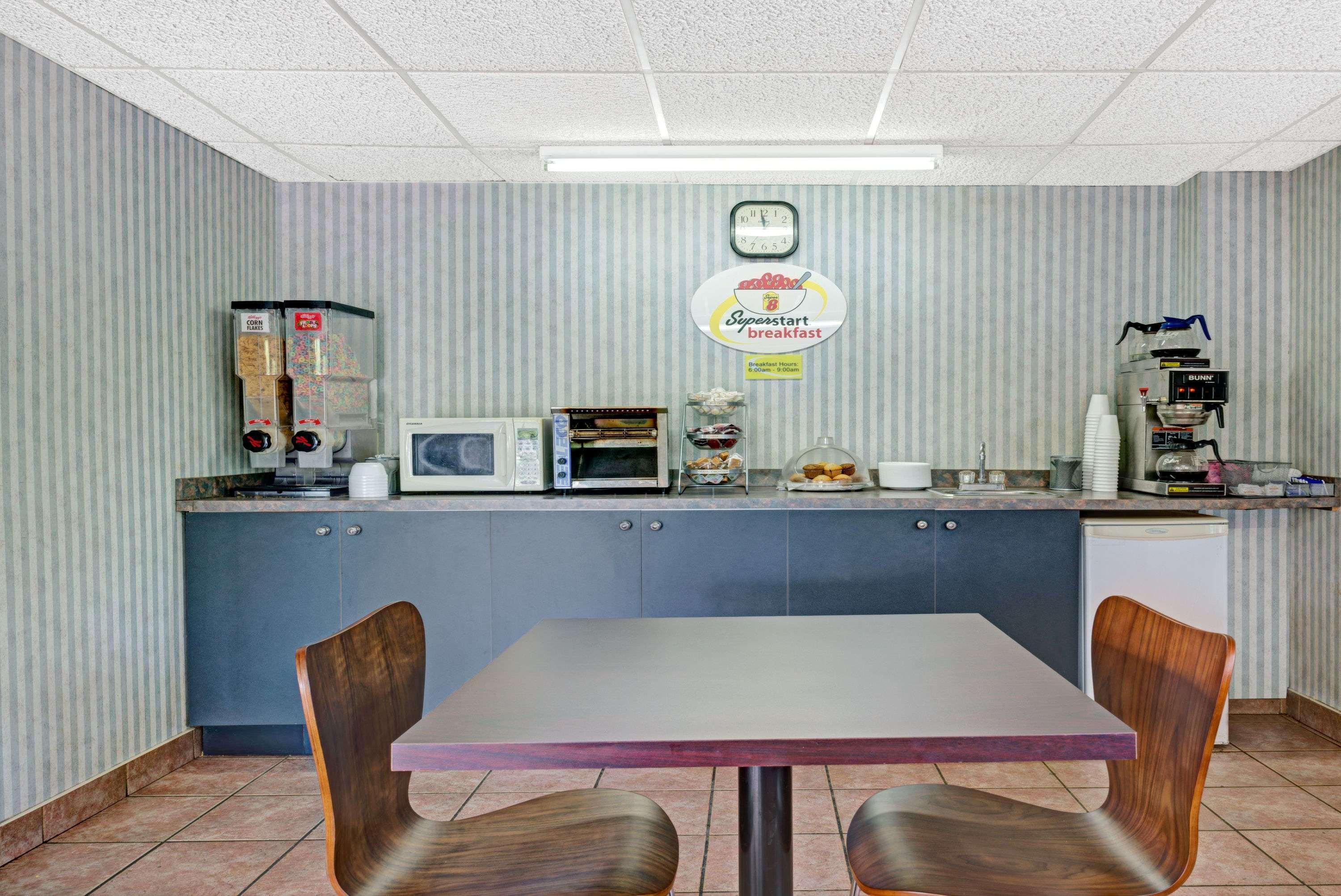Hotel Super 8 By Wyndham North Niagara Falls